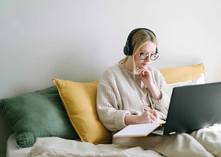 fille qui est devant son ordinateur Cinq bonnes raisons de suivre les cours
