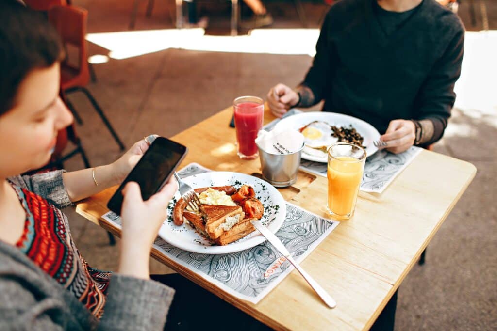 deux jeunes prennent le petit dejeuner le petit dejeuner parfait de l'étudiant