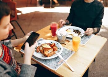 deux jeunes prennent le petit dejeuner le petit dejeuner parfait de l'étudiant