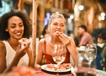 deux filles mangent et boivent quoi manger pour ne pas etre saoul