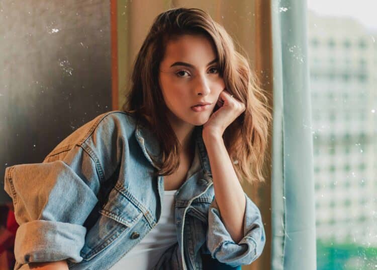 fille qui s'ennuie que faire alors que les campus sont en zone rouge