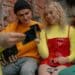 fille garcon heureux profil etudiant selon ton signe astro