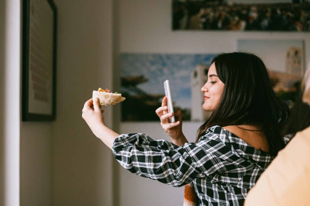 fille qui fait photo de sa pizza recettes de pizza à faire au kot