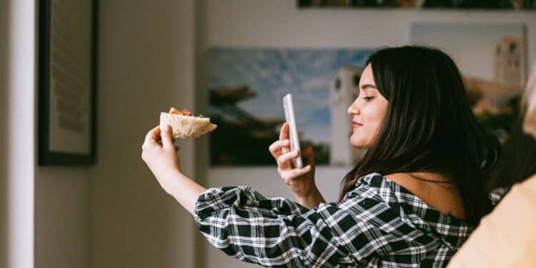 fille qui fait photo de sa pizza recettes de pizza à faire au kot