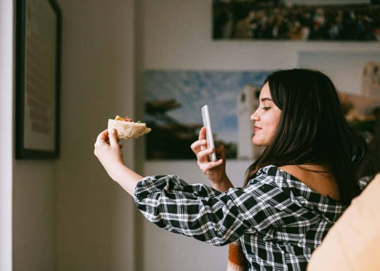 fille qui fait photo de sa pizza recettes de pizza à faire au kot