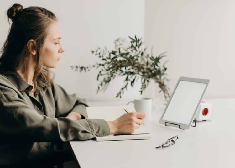 fille concentrée devant ordinateur 4 règles d'or pour réussir