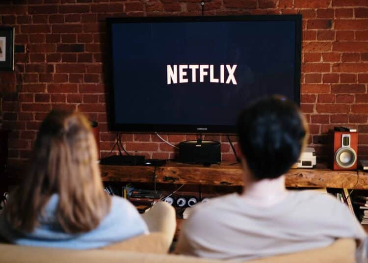 deux amis devant la television serie netflix a regarder entre colocs
