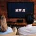 deux amis devant la television serie netflix a regarder entre colocs
