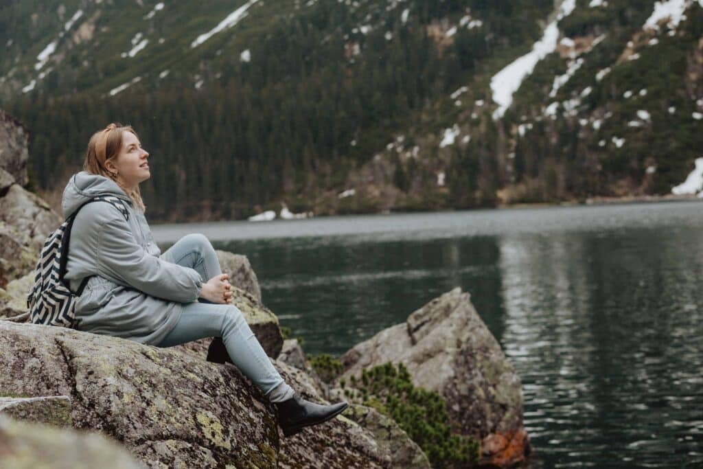 pexels pavel danilyuk - fille assise idées vacances en temps de covid