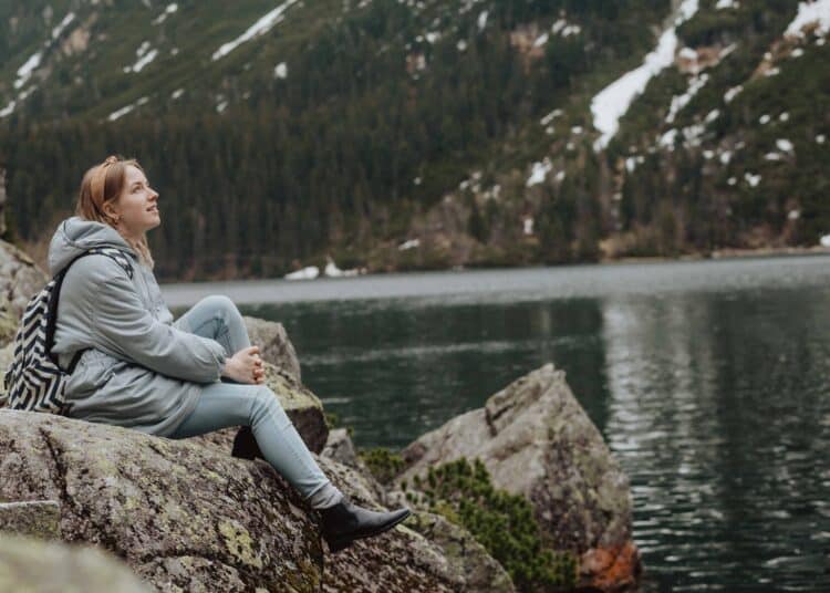 pexels pavel danilyuk - fille assise idées vacances en temps de covid