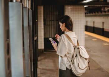fille sur son téléphone les meilleures gif a envoyer à ton ex