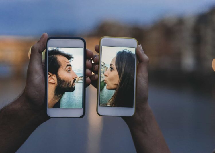deux téléphones deux personnes relation a distance quand étudiant