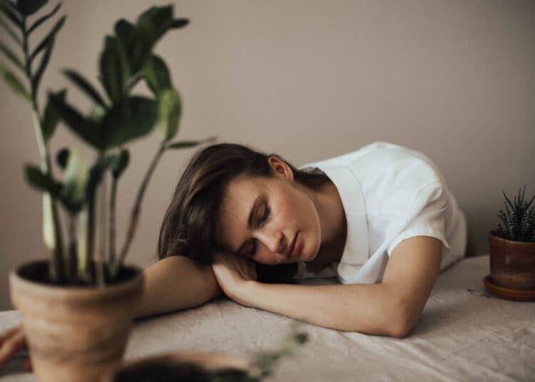 pexels valeria ushakova - fille qui dort sur bureau astuces pour combattre la flemme quand on est étudiant