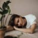 pexels valeria ushakova - fille qui dort sur bureau astuces pour combattre la flemme quand on est étudiant