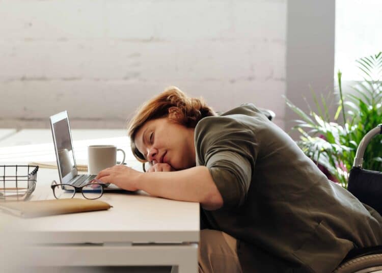 pexels marcus aurelius - fille fatiguée devant ordinateurs 5 astuces pour ne pas être fatigué