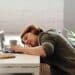 pexels marcus aurelius - fille fatiguée devant ordinateurs 5 astuces pour ne pas être fatigué