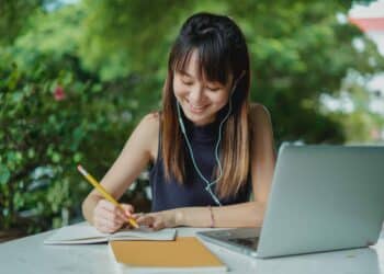 pexels zen chung - fille qui écrit astuces pour prendre des notes