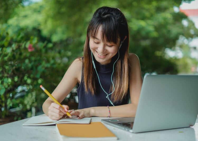 pexels zen chung - fille qui écrit astuces pour prendre des notes