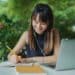 pexels zen chung - fille qui écrit astuces pour prendre des notes
