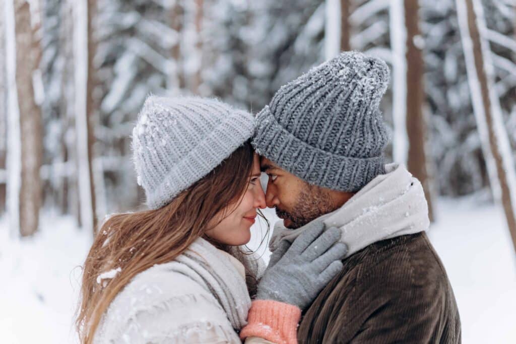 couple heureux dans la neige dossier saint valentin