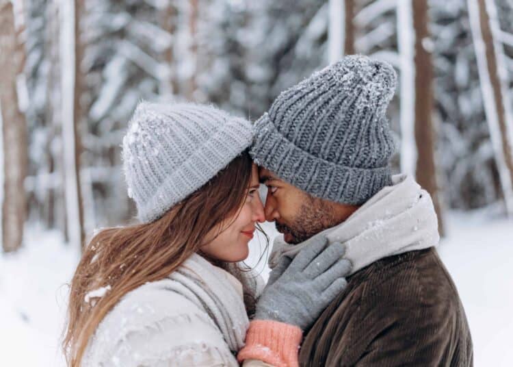 couple heureux dans la neige dossier saint valentin