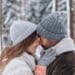 couple heureux dans la neige dossier saint valentin