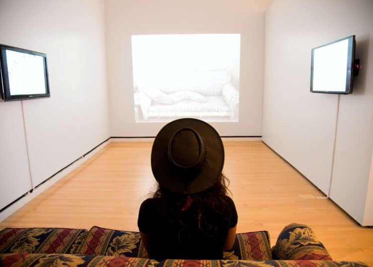 pexels eneida nieves - fille devant tabelau musées et expos après le confinement