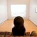 pexels eneida nieves - fille devant tabelau musées et expos après le confinement