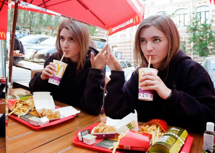 Pexels Daria Sannikova - fille-qui-mange-fast-food