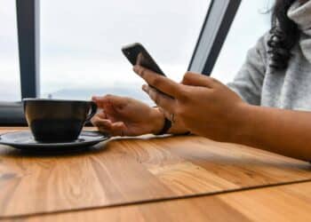 pexels bibhash banerjee - fille sur son telephone gifs a envoyer a tes parents