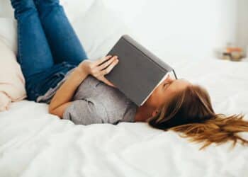 pexels daria shevtsova - fille sur son lit perdue mon coloc vient de me declarer sa flamme