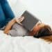 pexels daria shevtsova - fille sur son lit perdue mon coloc vient de me declarer sa flamme