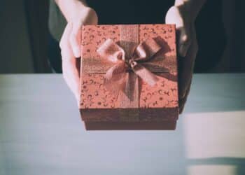 pexels porapak apichodilok - cadeaux dans les mains 5 idées cadeaux a environ 10 euros