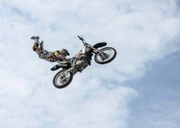Web-Donut-homme sur moto cascade les 5 métiers les plus dangereux