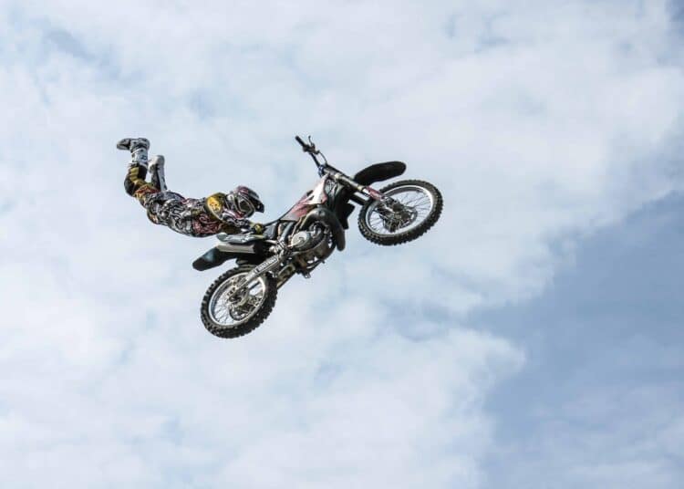 Web-Donut-homme sur moto cascade les 5 métiers les plus dangereux