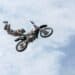 Web-Donut-homme sur moto cascade les 5 métiers les plus dangereux