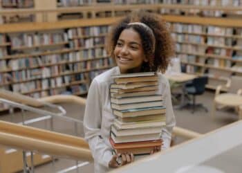 pexels cottonbro - fille dans une bibliothèque pourquoi ne pas tenir ses resolutions