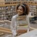 pexels cottonbro - fille dans une bibliothèque pourquoi ne pas tenir ses resolutions
