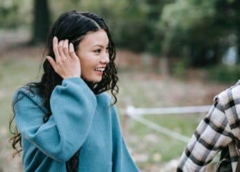 pexels tim samuel - fille qui sourit comment séduire son crush