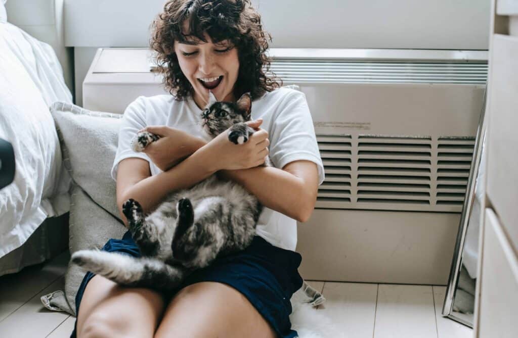 pexels-sam-lion-fille avec un chat signes astro gentilles et méchants