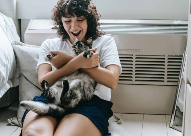 pexels-sam-lion-fille avec un chat signes astro gentilles et méchants