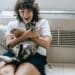 pexels-sam-lion-fille avec un chat signes astro gentilles et méchants