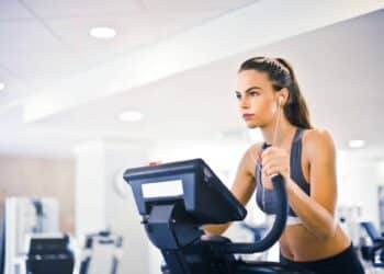 pexels-Andrea-Piacquadio-etudiante-qui-fait-du-sport