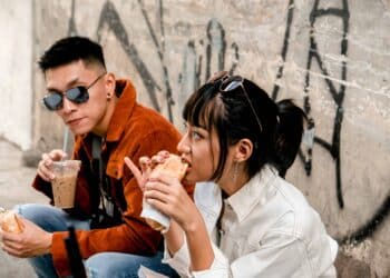 @pexels - Lê Minh-etudiant fille et garon qui mangent je mange mal mais je ne grossis jamais, les dangers