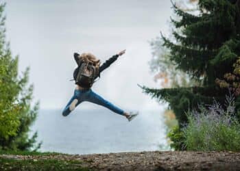 etudiant heureux nature se sentir vivant durant le confinement