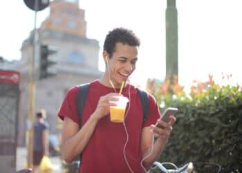 Andrea-Piacquadio-etudiant heureux sur son telephone pourquoi aller sur des applis de recontre pendant la crise covid