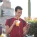 Andrea-Piacquadio-etudiant heureux sur son telephone pourquoi aller sur des applis de recontre pendant la crise covid