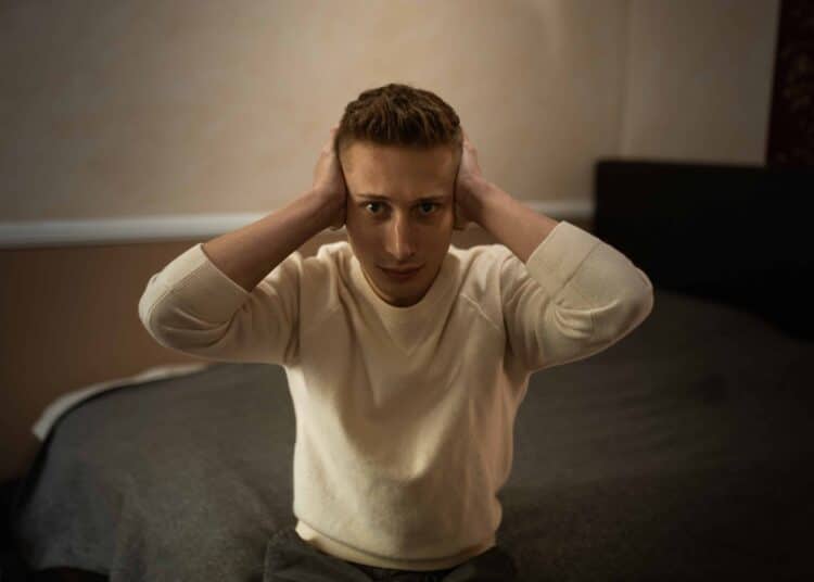 pexels-RODNAE-Productions-etudiant qui met ses sains sur la tete Reconnaître une personne toxique