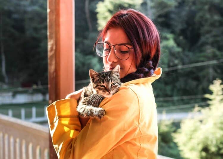 Stock-Snap-etudiante qui porte un chat Top 6 des animaux de compagnie facile à entretenir quand tu es étudiant