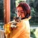 Stock-Snap-etudiante qui porte un chat Top 6 des animaux de compagnie facile à entretenir quand tu es étudiant